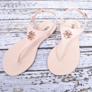 Béžové dámské sandály s kovovou ozdobou