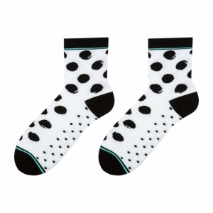Pohodlné bílé dámské ponožky s černými kuličkami