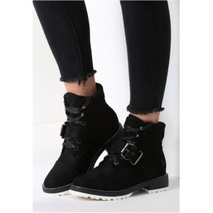 Dámské zimní boty černé barvy s nízkým podpatkem a přezkou