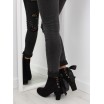 Semišové dámské boty na podpatku v černé barvě s vázáním a mašlí