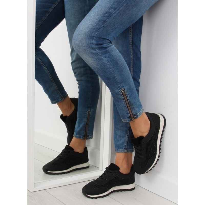 Moderní dámské černé boty s bílou podrážkou