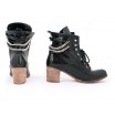 Kožené dámské boty černé barvy s řetízky a šněrováním
