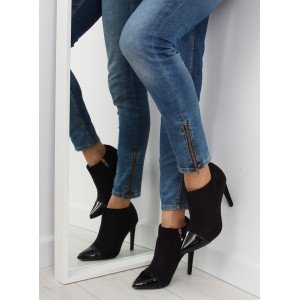 Černé dámské boty na vysokém podpatku s lesklou a ostrou špičkou