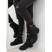 Černé vybíjené dámské boty na zimu s nízkým podpatkem a přezkami