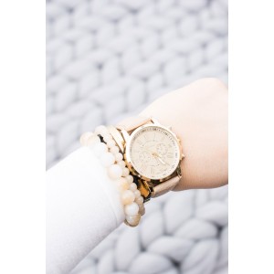 Elegantní béžové dámské hodinky se zlatými detaily a koženým řemínkem