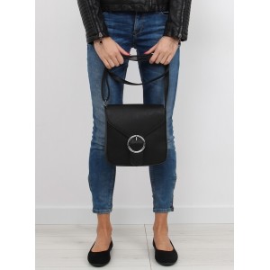 Černá dámská crossbody kabelka černé barvy uzamykatelná zipem a chlopní