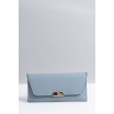 Prostorná dámská peněženka modré barvy se zlatou ozdobou
