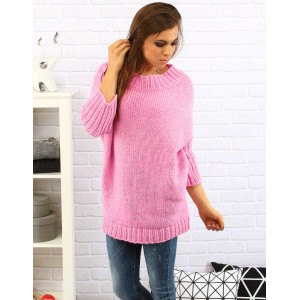 Pohodlný dámský pulovr volného střihu v růžové barvě s tříčtvrtečními rukávy