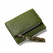 Zelená dámská peněženka s ozdobným střapcem a zapínáním na druk
