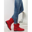 Dámské kotníkové červené boty s ozdobnými přezkami a řetízkem